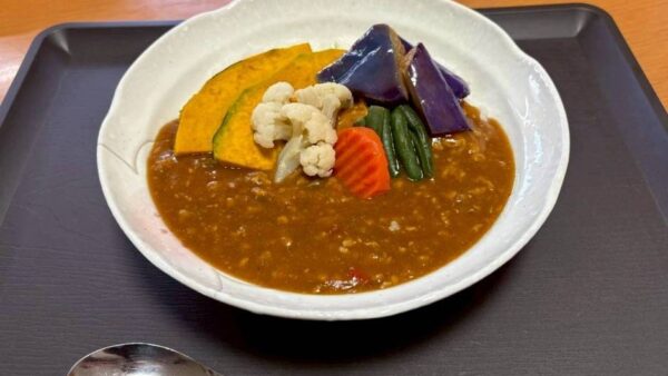 【いずみのカフェ】夏野菜たっぷり！手作りカレー🍛