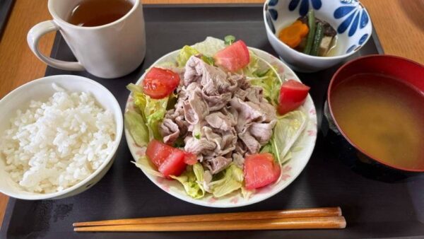 【いずみのカフェ】豚しゃぶサラダ、高野豆腐の含め煮づくり♪